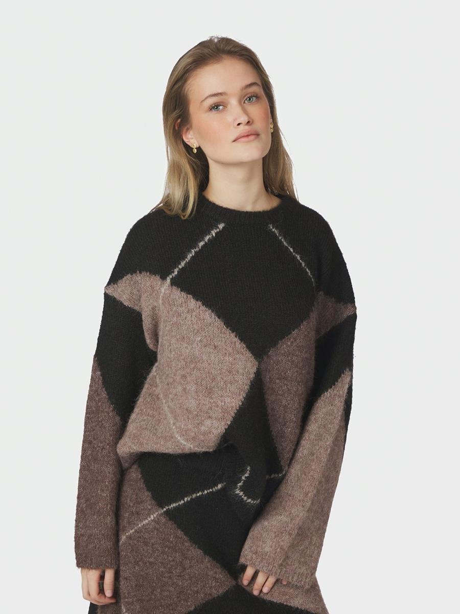 Neo Noir Sweater Inga Bruin 1