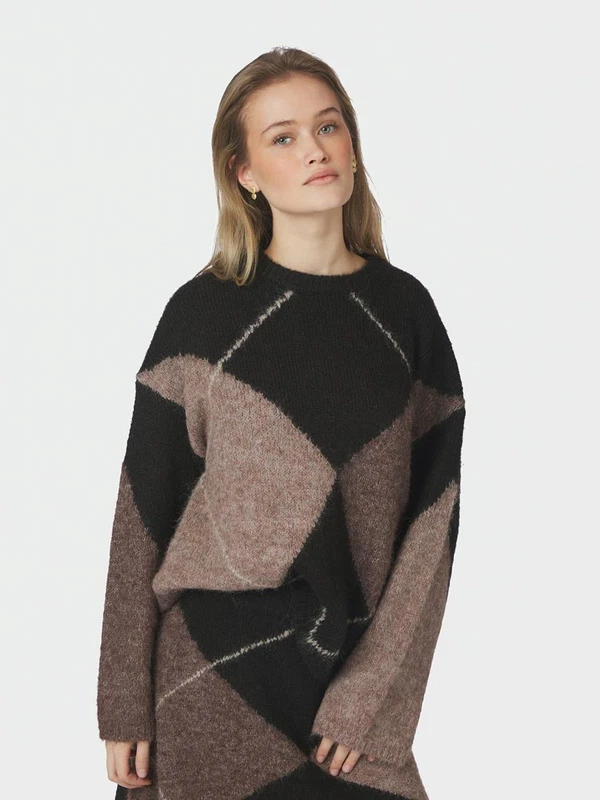 Neo Noir Sweater Inga Bruin 1