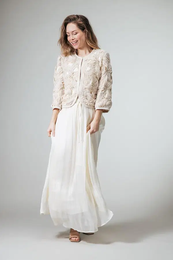 Label DOT Rok Emi Off-White 1