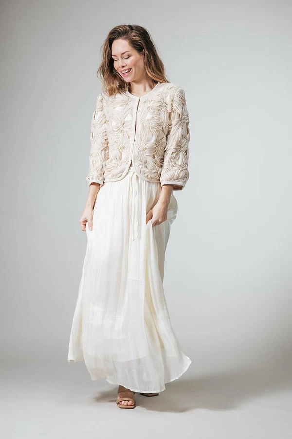 Label DOT Rok Emi Off-White 1
