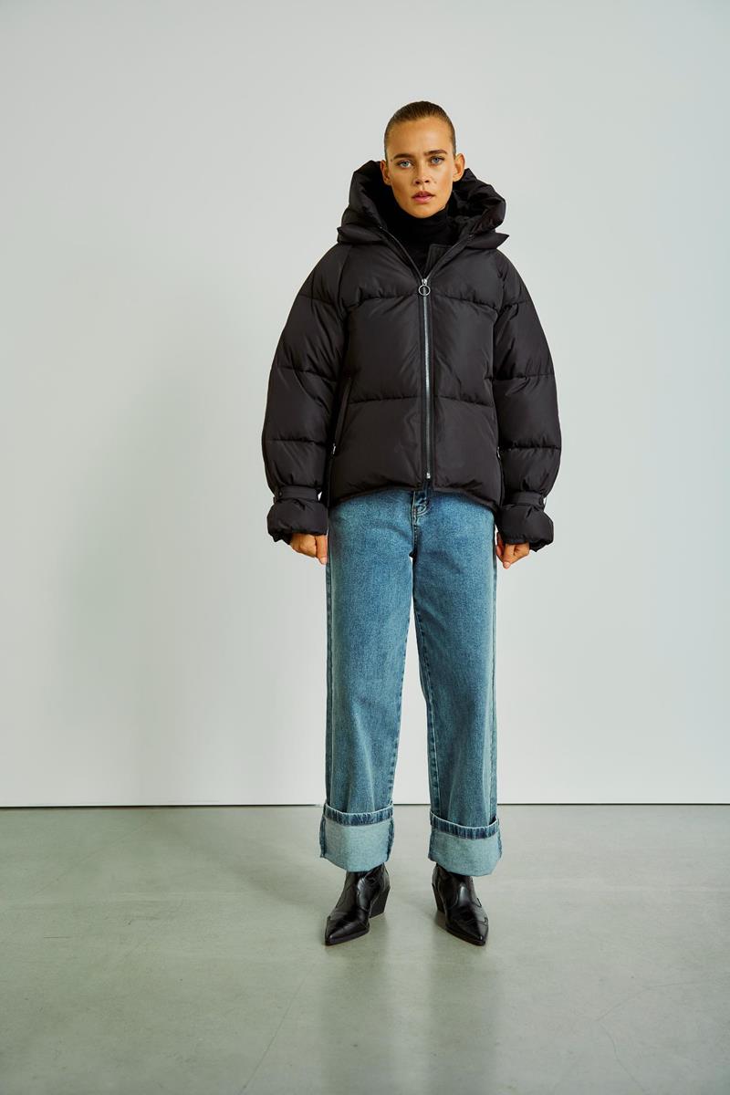 WithBlack Jas Kylie Zwart 1