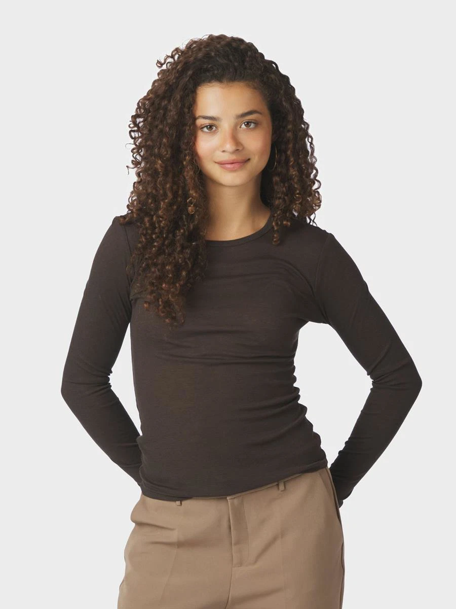 Neo Noir Longsleeve Nella Bruin 1